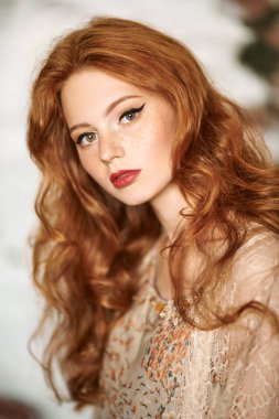 parlak kızıl saçlı kız