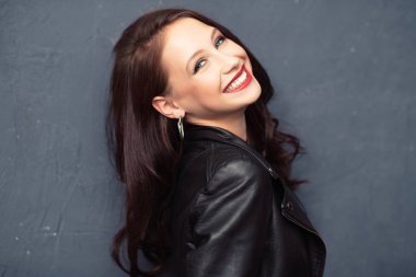 Mutlu gülümseyen kadın