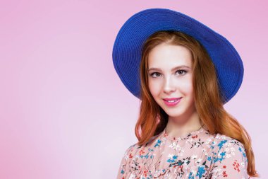 romantik kız gülümseyerek