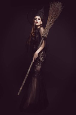 bir süpürge ile sihirli kadın