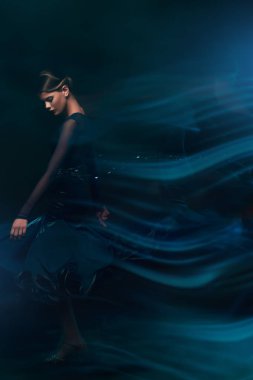 hüzünlü melodi dans