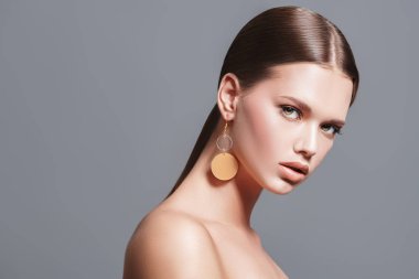 gençler için şık küpeler