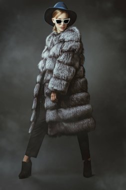 Genç, şık bir kadın.