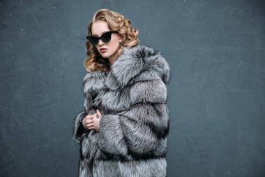 bayan için lüks kürk