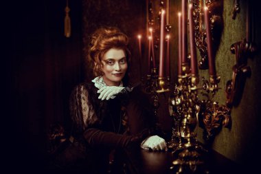 zarif gülümseyen bayan