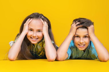 gülen çocuklar birlikte