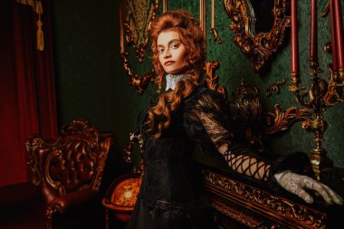 çekici kızıl saçlı bayan