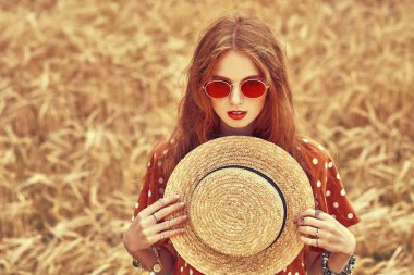 bir aksesuar olarak hasır şapka