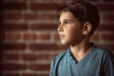 dalgın genç çocuk