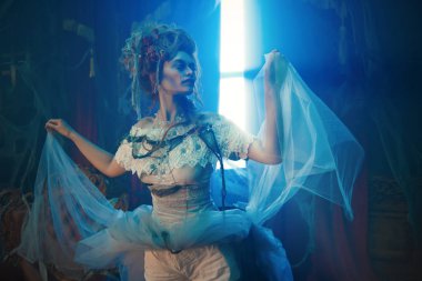 yükselmiş soluk İmparatoriçe