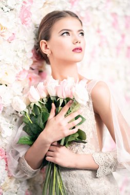 bir buket gül ile kız