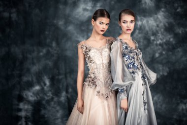 gece elbiseli iki bayan