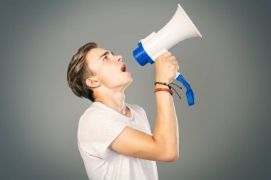 bir megafon ile konuşma