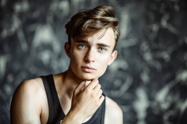 Yakışıklı olan düşünceli