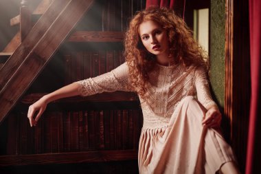 açık dantel elbiseli romantik kız 