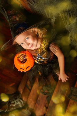 tatlı küçük cadı