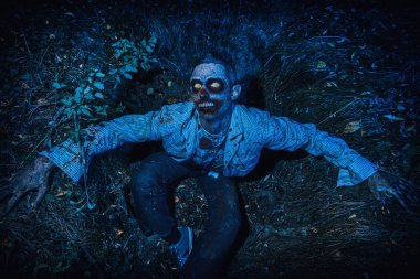 mezarda oturan zombi