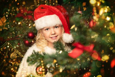 Noel ağacının yanında