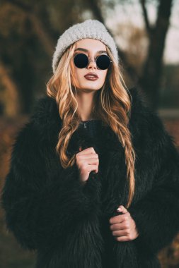 siyah tüylü kürk