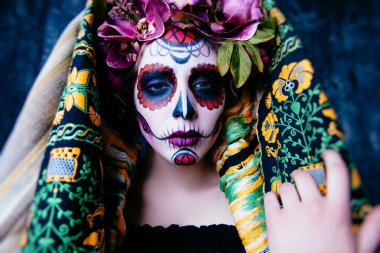 Parlak görünümlü kadın