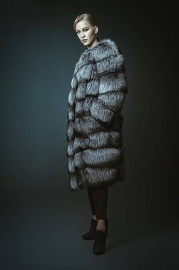 Sıcak kürklü kız.