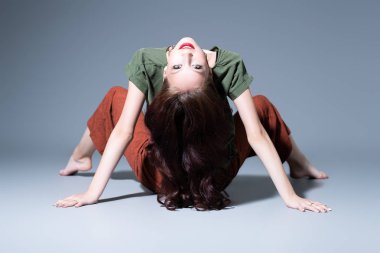 Stüdyoda dans eden kadın