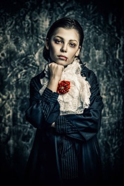 Vampir kostümü giymiş çocuk.