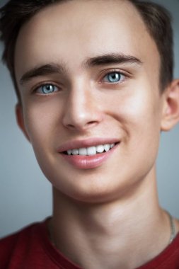 mutlu erkek gülümseyen