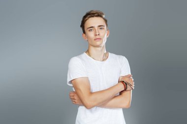 şık, yakışıklı bir adam.