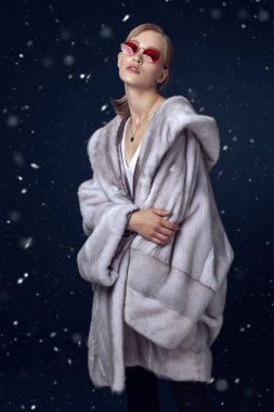 Kış kadını modası
