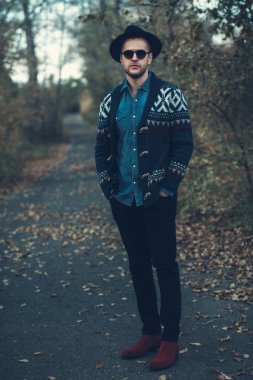 Moda tarzı olan adam.