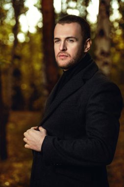 Klasik siyah ceketli adam.