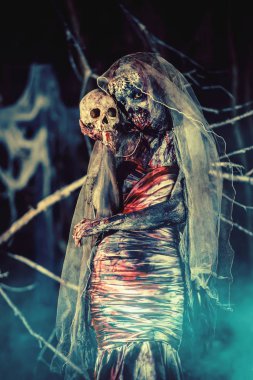 Zombi gelin ve kafatası