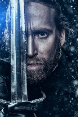 Kılıçlı bir şövalye.