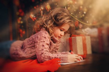 Kız mektup yazmayı çok seviyor. 