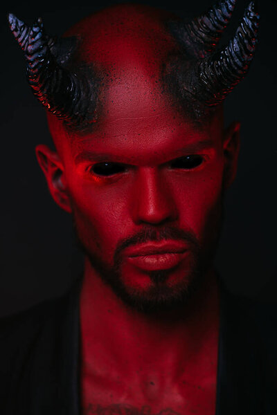 Рогатый демон с черными глазами
