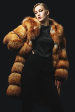 Kırmızı kürk manto