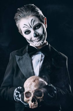 İskelet kafatası tutuyor