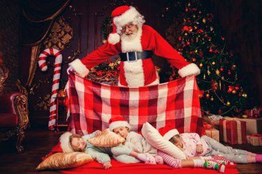 Noel Baba ve uyuyan çocuklar