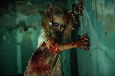 Duvarı tırmalayan zombi kız