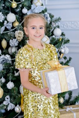 Altın elbiseli çekici kız.