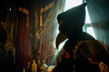 Plague Doktor maskeli