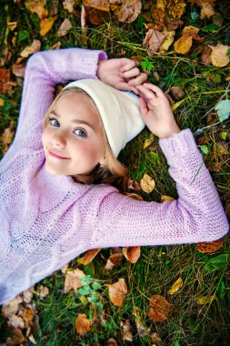 Çimlerin üzerinde dinlen.