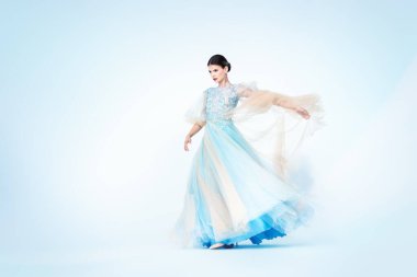 elbiseli büyüleyici bayan