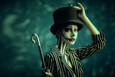 Sanatçı iskelet kadın.