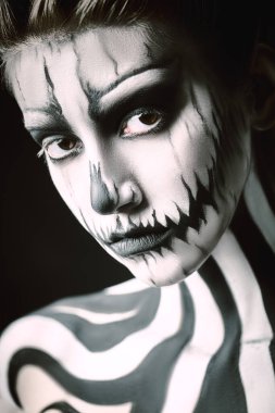 siyah-beyaz kafatası