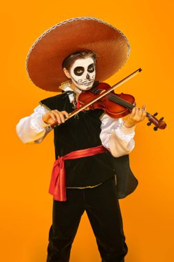 Karnaval müzisyeni çalıyor