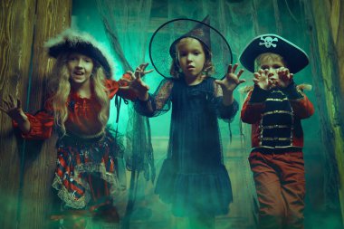 Çocuklar misafirleri korkutuyor.