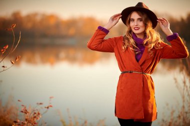 Göl kenarında bir model.