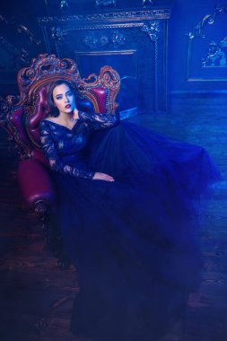 Koyu mavi elbiseli hoş bayan.